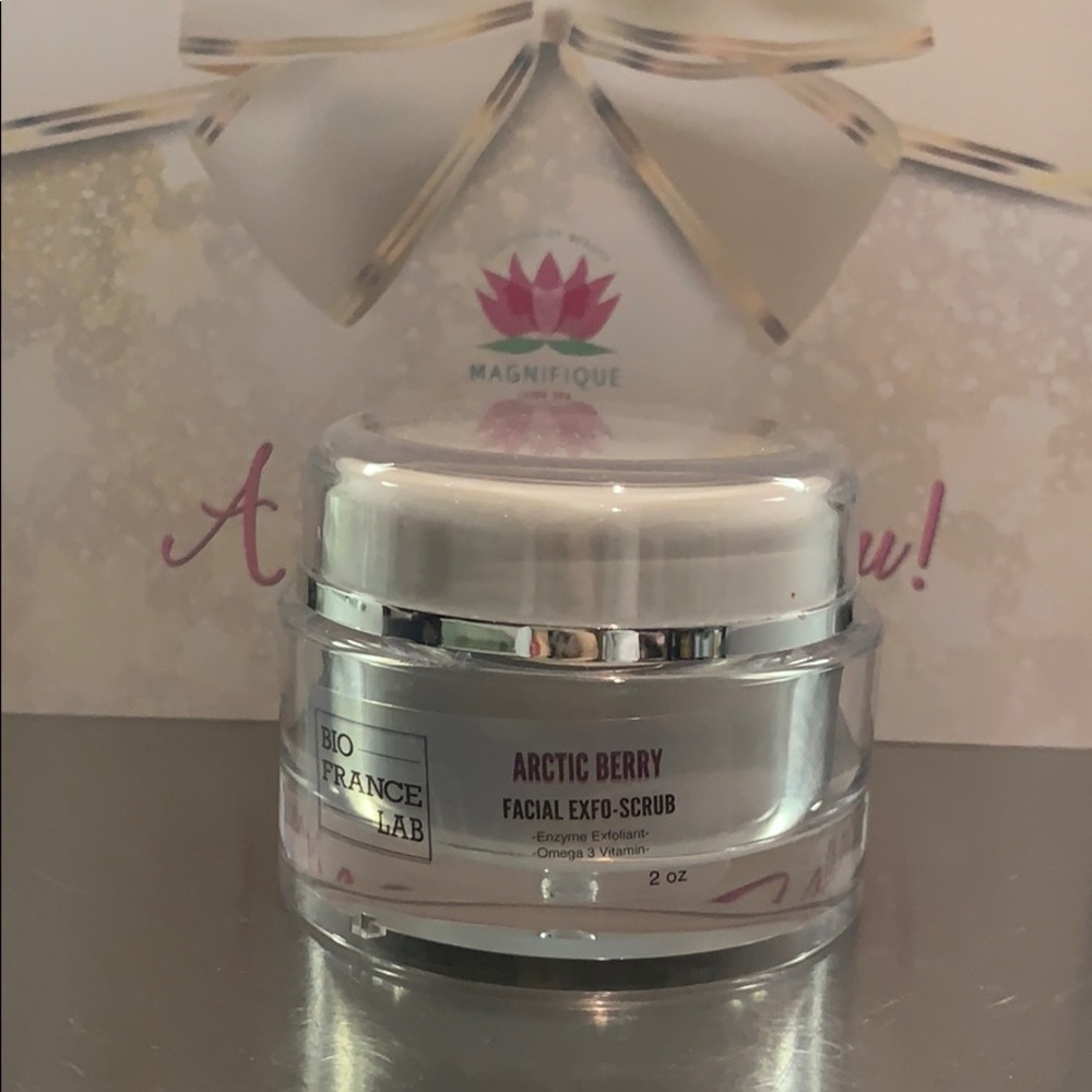 Arctic Berry Facial Exfoliating Scrub